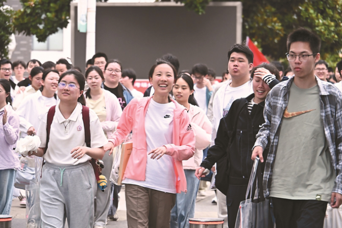 考生们陆续走出考场